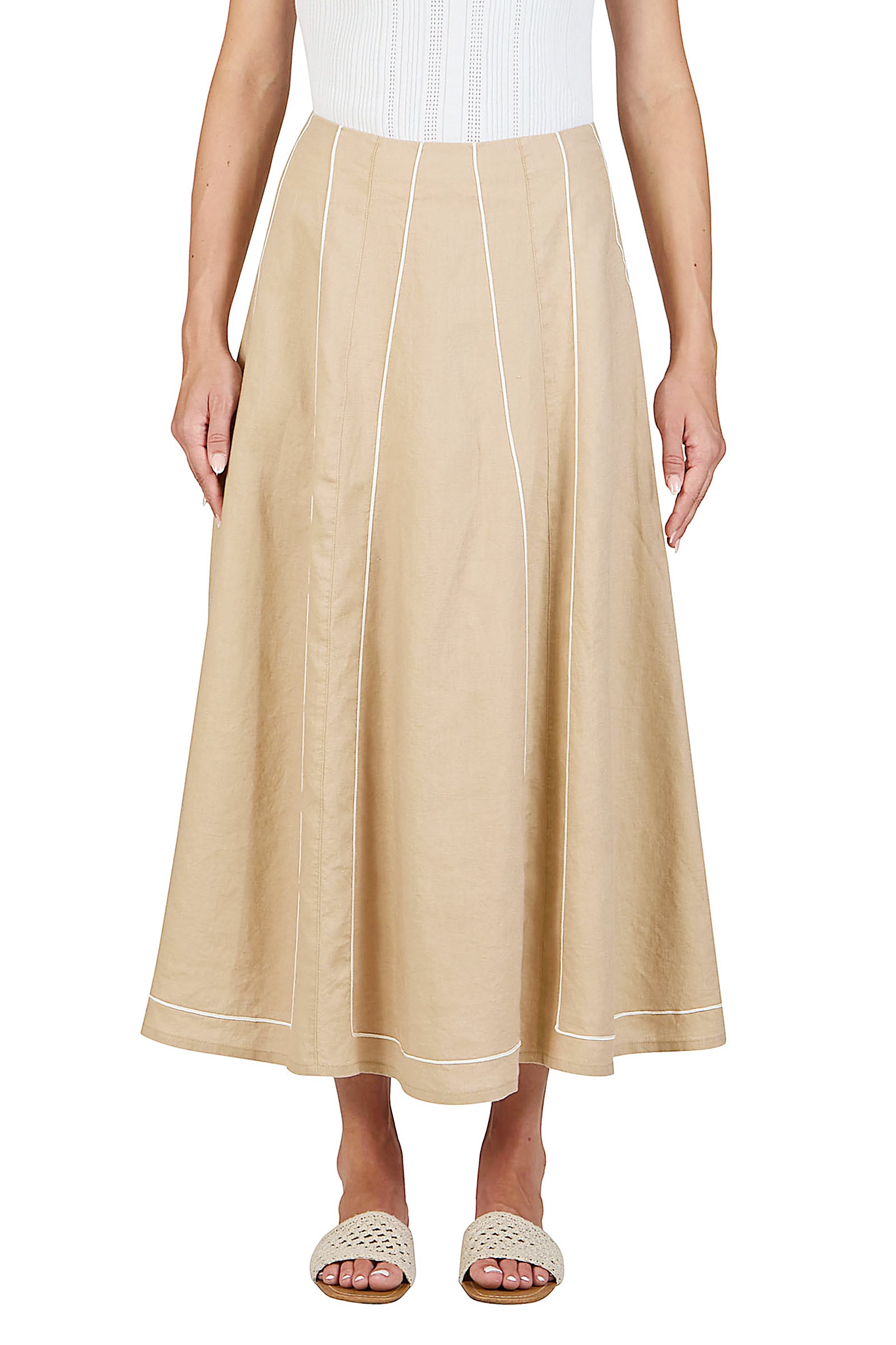 Flared skirt with soutaches embroidery.