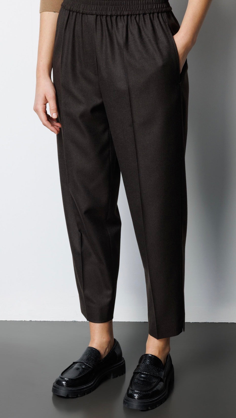 Slit Trousers with Elastane Belt