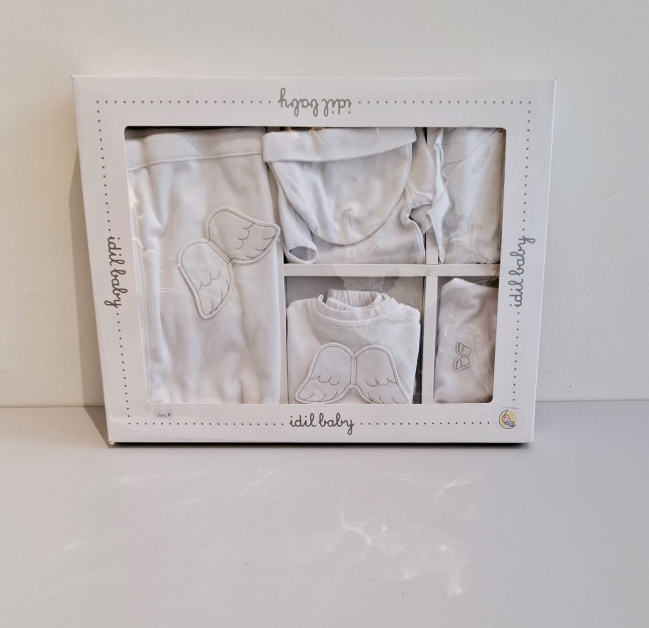 Winged appliqué white newborn set