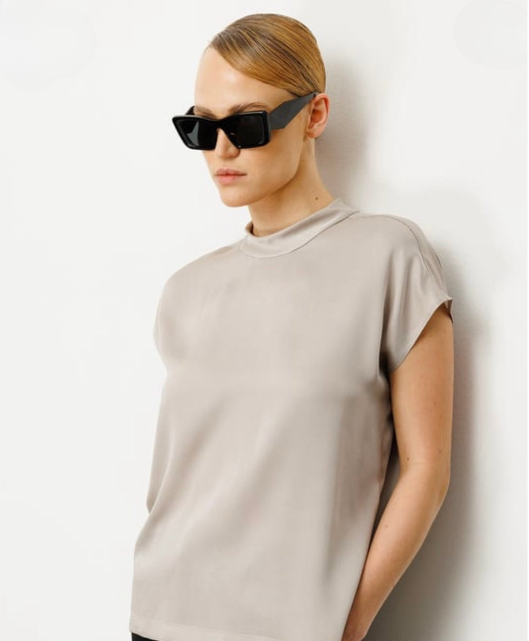 Stand Up Collar Low Sleeve T-shirt