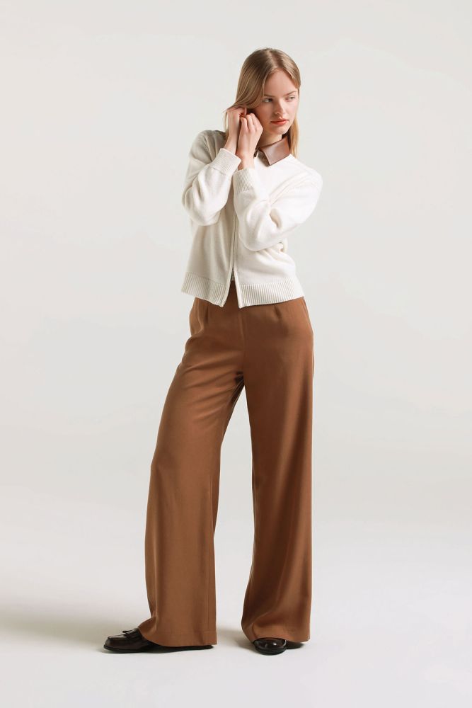 Zipped cardigan with a leather collar.
