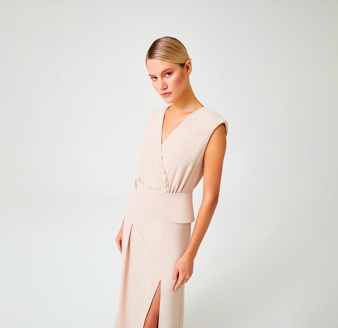Pleated dress with a thigh high split